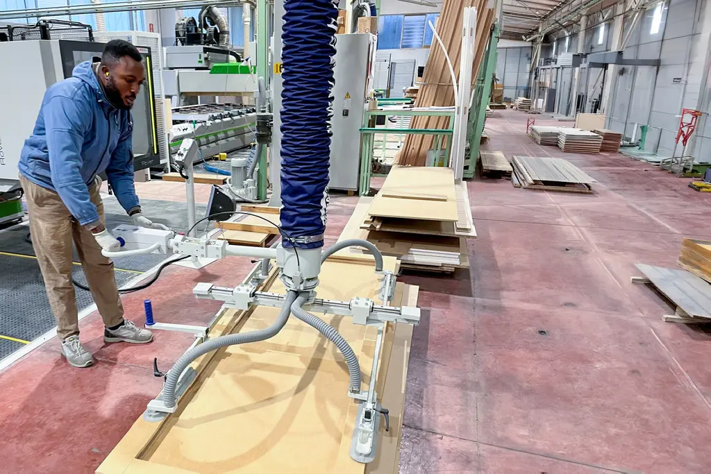 The JumboErgo with adjustable gripper in use: safe for doors of different widths.